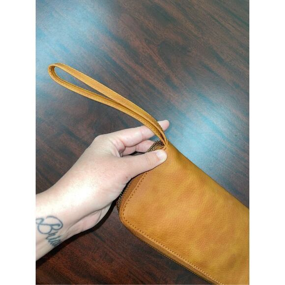 NWT Free People Zipper Wallet with Wrist Strap- Vegan Leather- Distressed Vegan - Picture 4 of 8